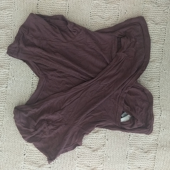 $10 Sale!!! Gym shark crop top with open back detail - Picture 3 of 3